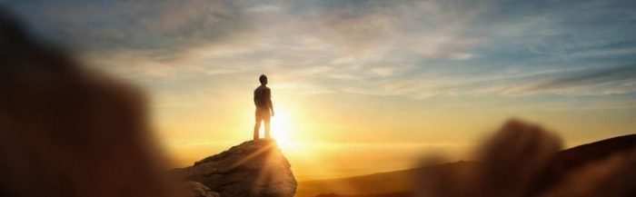 dirección-y-metas-un-hombre-standning-encima-de-una-montaña-que-mira-el-sistema-del-sol-compuesto-conceptual-la-foto-154699790-2 dirección-y-metas-un-hombre-standning-encima-de-una-montaña-que-mira-el-sistema-del-sol-compuesto-conceptual-la-foto-154699790-2